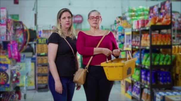 Ciddi Kadın Müşteri Süpermarkette Poz Veriyor Sepetli Orta Yaşlı Kadın — Stok video