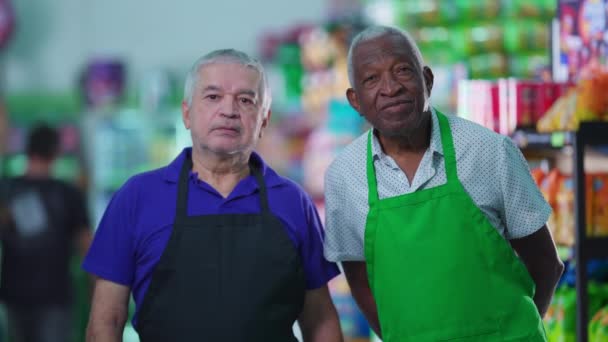 Dva Vysoce Postavení Zaměstnanci Obchodu Supermarkety Hledící Kameru Neutrálním Výrazem — Stock video