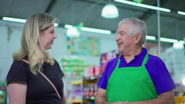 Starší Běloška Směje Usmívá Zatímco Zákaznice Stojí Supermarketu Starší Zaměstnanec — Stock video