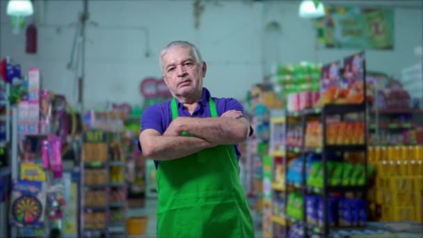 Een Serieuze Oudere Werknemer Van Kruising Armen Kruidenierswinkel Met Streng — Stockvideo