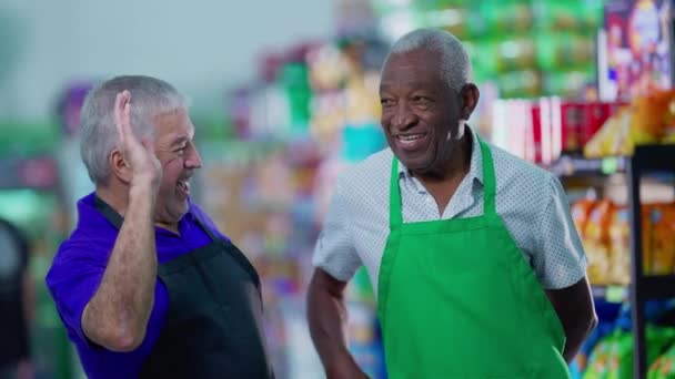 Šťastný Různorodý Senior Zaměstnanci Slaví Úspěch High Five Stojí Uličce — Stock video