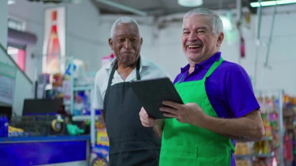 Χαρούμενη Ποικιλόμορφη Βραζιλίας Ανώτερους Υπαλλήλους Της Αλυσίδας Σούπερ Μάρκετ Χαμογελώντας — Αρχείο Βίντεο