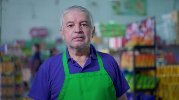 Bezorgde Senior Manager Van Supermarkt Draagt Schort Staan Kleine Bedrijven — Stockvideo
