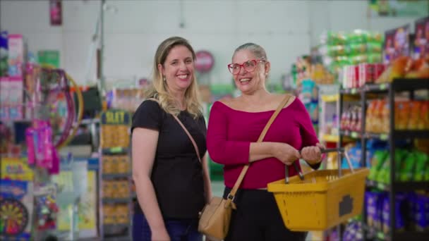 Две Счастливые Клиентки Стоят Внутри Продуктового Магазина Корзиной Руке Портрет — стоковое видео