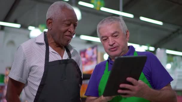 Supermercado Sênior Funcionários Com Tablet Device Cena Trabalho Equipe Gerente — Vídeo de Stock