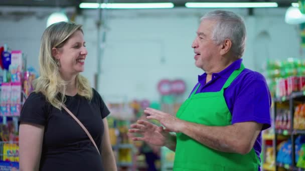 Senior Medewerker Van Grocery Store Spreekt Met Een Vrouwelijke Klant — Stockvideo