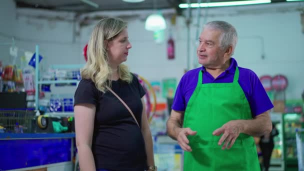 Empleado Senior Tienda Comestibles Conversando Con Una Cliente Gerente Delantal — Vídeo de stock