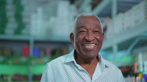 Счастливый Афро Американский Пожилой Человек Улыбается Крупным Планом Один Чернокожий — стоковое видео