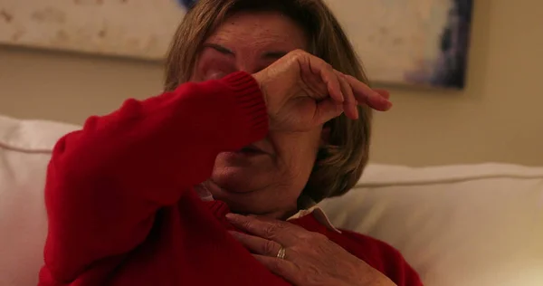 Wanita Senior Menyeka Air Mata Bahagia Setelah Tertawa Tak Terkendali — Stok Foto