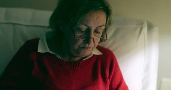 Wanita Senior Membaca Pesan Memegang Perangkat Smartphone Malam Hari Duduk — Stok Foto