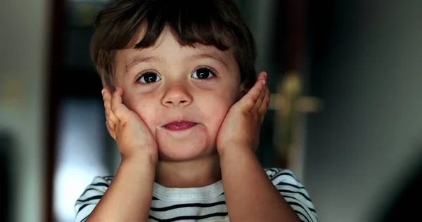Porträtt Lekfull Liten Pojke Barn Bedårande Ansikte — Stockfoto