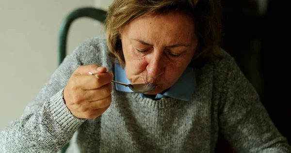 Wanita Senior Makan Sarapan Orang Tua Makan Sereal Dengan Susu — Stok Foto