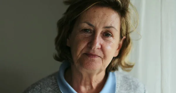 Portret Senior Vrouw Gezicht Kijken Naar Camera Met Serieuze Expressie — Stockfoto