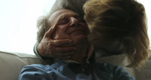Senior Istri Memeluk Suami Pasangan Cinta Dan Peduli — Stok Foto