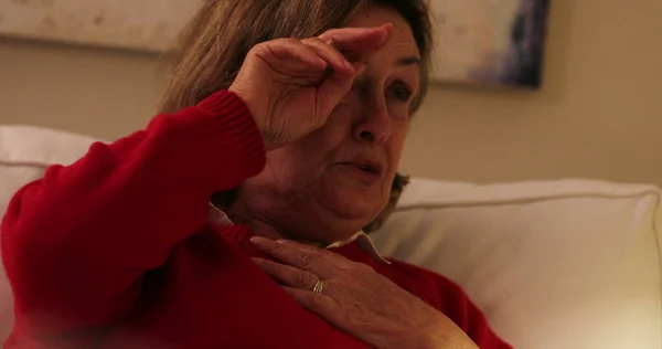 Wanita Senior Menyeka Air Mata Bahagia Setelah Tertawa Tak Terkendali — Stok Foto