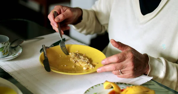 Uomo Anziano Mangiare Pasto Colazione Mattino Candida Persona Anziana Mangia — Foto Stock