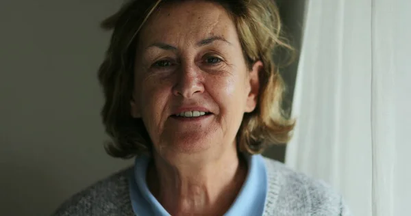 Senior Vrouw Glimlachend Portret Gezicht Kijken Naar Camera Ouder Persoon — Stockfoto