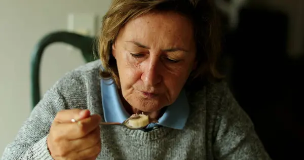 Wanita Senior Makan Sarapan Orang Tua Makan Sereal Dengan Susu — Stok Foto
