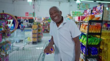Gülümseyen Afro-Amerikan Üst Sınıf Alışveriş Portresi Süpermarkette. Yerel işletmedeki mutlu bir Brezilyalı zenci.