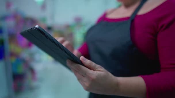 Egy Női Alkalmazott Közelképe Aki Tabletet Használ Személyzet Ellenőrzése Leltár — Stock videók