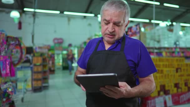 Frusztrált Üzleti Tulajdonosa Supermarket Holding Tabletta Vizsgálja Leltár Küzd Nehéz — Stock videók