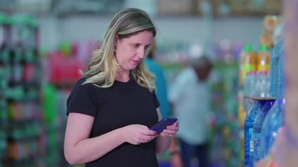 Telefonlu Kadın Süpermarket Soda Salonunda Alışveriş Listesi — Stok video