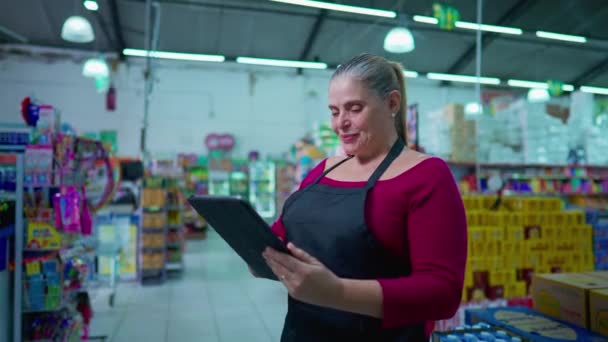 Employée Utilisant Appareil Tablette Debout Intérieur Supermarché Personnel Féminin Utilisant — Video