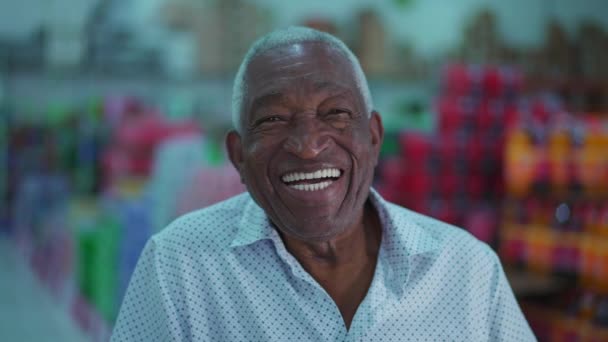 Een Vrolijke Zwarte Senior Man Glimlachend Lachend Portret Close Gezicht — Stockvideo