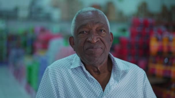 Retrato Anciano Negro Brasileño Mirando Cerca Cámara Con Expresión Neutra — Vídeo de stock