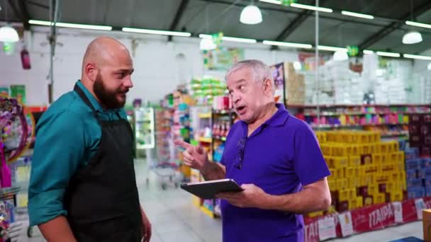 Senior Manager Speaking Employee Grocery Store Warning Mistakes Boss Communication — Stock Video