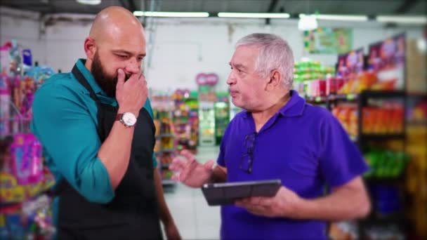 上司スーパーマーケットの従業員を叱る 職場でのミスのためのスタッフの再需要 — ストック動画