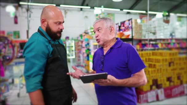 スーパーのシニアマネージャーは従業員を復職させ 経営陣は食料品店の従業員を叱責し 在庫が不足していることを示す — ストック動画