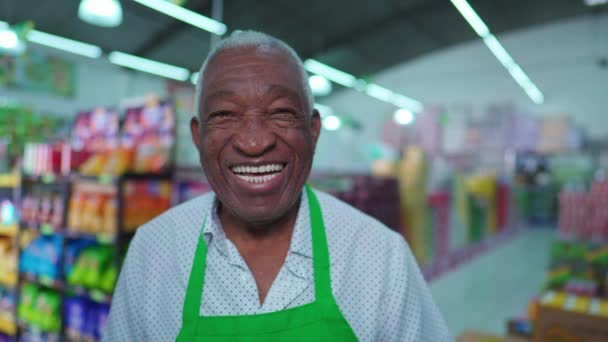 Een Vrolijke Zwarte Senior Personeel Van Supermarkt Glimlachen Camera Staan — Stockvideo