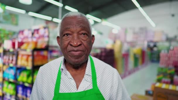 Portrét Vysoce Postaveného Afroamerického Zaměstnance Supermarketu Zelené Zástěře Stojící Uličce — Stock video