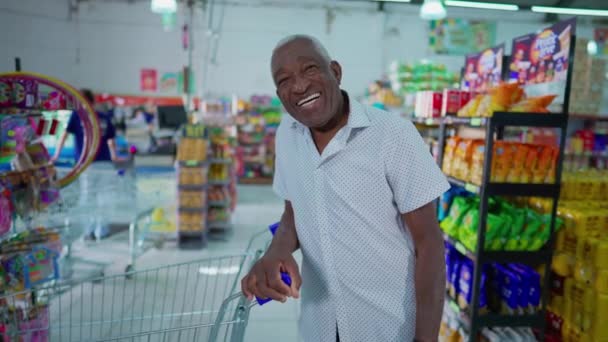 Uśmiechnięty Afroamerykanin Starszy Portret Shoppera Supermarkecie Jeden Szczęśliwy Brazylijski Czarny — Wideo stockowe
