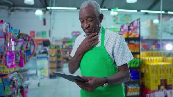 Senior African American Supermarket Anställd Kämpa Med Surfplatta Svårt Att — Stockvideo