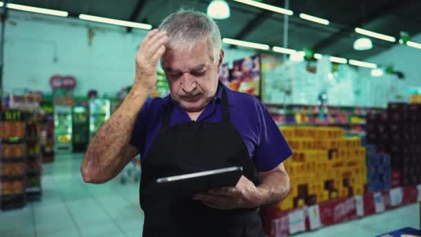 Szupermarketek Láncolatának Stresszes Üzlettulajdonosa Úgy Érzi Nehézségekkel Kell Szembenéznie Élelmiszerboltok — Stock videók