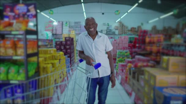 Fekete Senior Consumer Portré Mosolyogás Szupermarket Sorában Kosárban — Stock videók