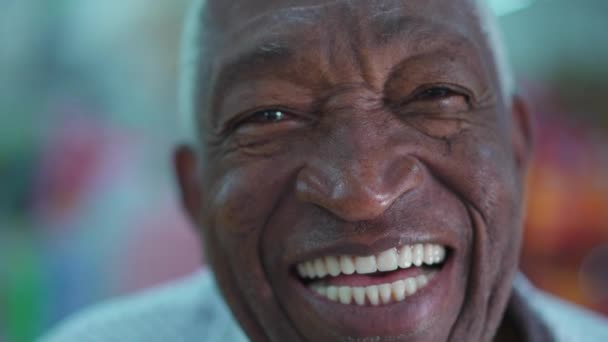Makro Nahaufnahme Eines Älteren Schwarzen Brasilianischen Mannes Der Lacht Und — Stockvideo