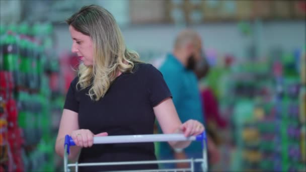 Kobieta Konsument Koszykiem Nawigacja Supermarket Półki Kupujący Sklepie Spożywczym Aisle — Wideo stockowe