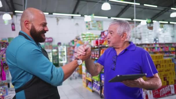 商铺老板祝贺员工做好工作 超级市场员工成就五周年纪念 高级经理与男性同事合影 — 图库视频影像