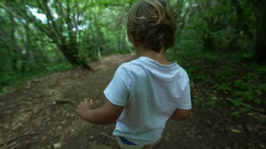 Çocuk dengesini kaybederken çocuk neredeyse dengesini kaybediyordu.