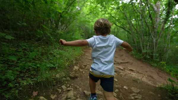 Doğada Oynayan Çocuk Orman Yolunda Koşuyor — Stok fotoğraf