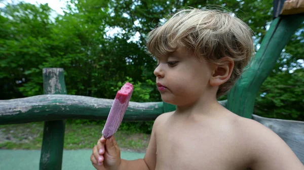Kind Isst Sommer Draußen Eis — Stockfoto