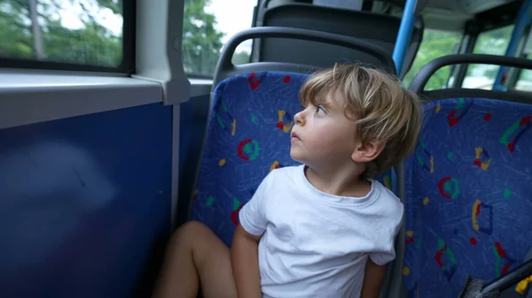 Kind Starrt Mit Öffentlichen Verkehrsmitteln Aus Busfenster — Stockfoto