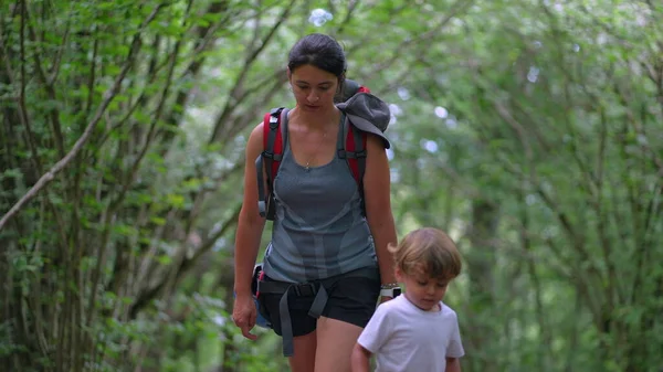 Kind Wandert Mit Mutter Draußen Wald Natur Kind Wanderer Klettert — Stockfoto