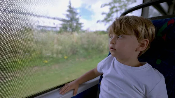 Jeden Pasażer Mały Chłopiec Podróżujący Autobusem Patrząc Przez Okno Pojazdu — Zdjęcie stockowe