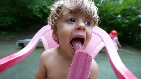 Niño Comiendo Helado Afuera Durante Día Verano — Foto de Stock