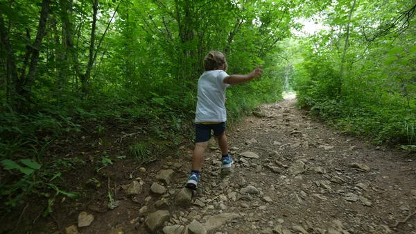 Niño Caminando Fuera Camino Verde Niño Caminando Aire Libre Bosque —  Fotos de Stock