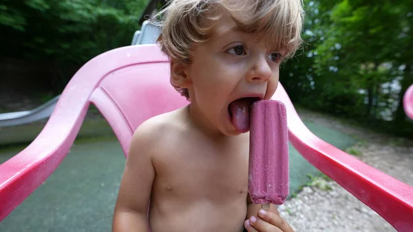 Criança Comendo Sorvete Fora Durante Dia Verão — Fotografia de Stock